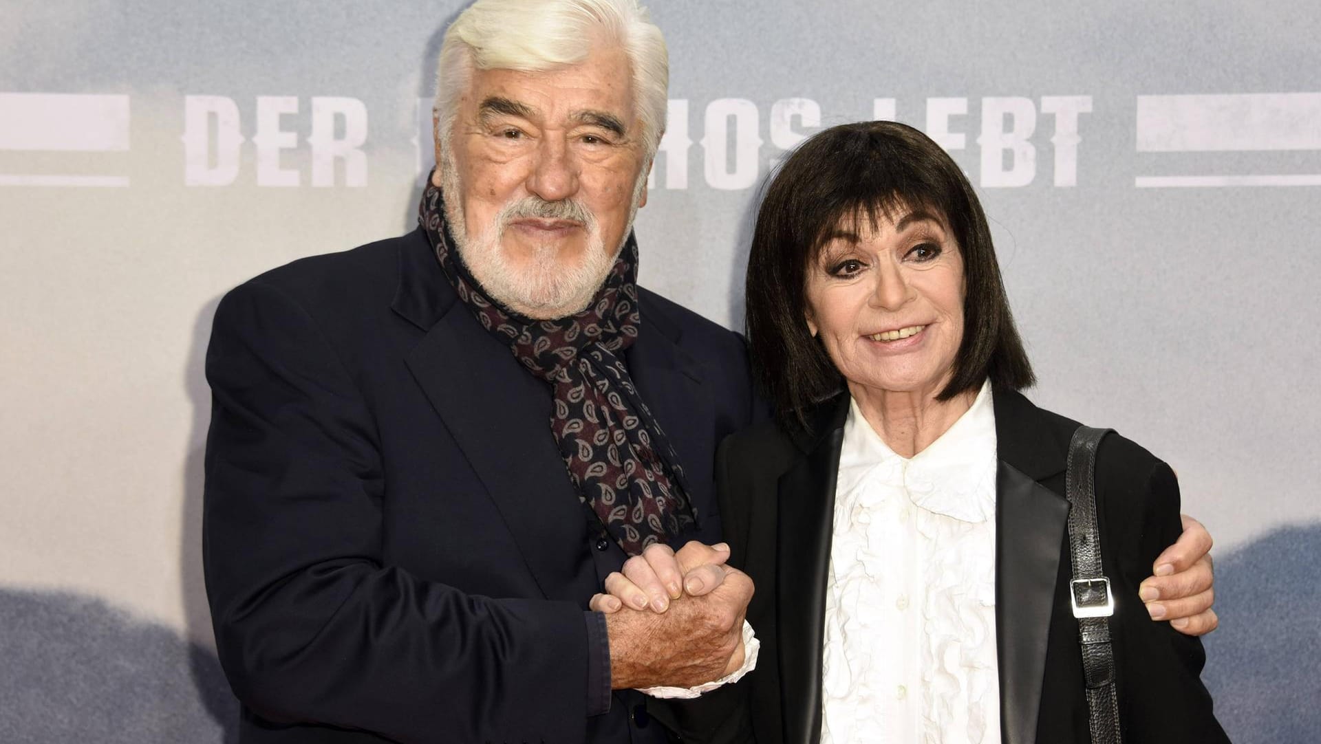 Mario Adorf und Marie Versini: Er mimte einst den Schurken, der sie erschoss. Bei der Premiere des Fernsehfilms "Winnetou - Der Mythos lebt" posierten die beiden für ein Foto.