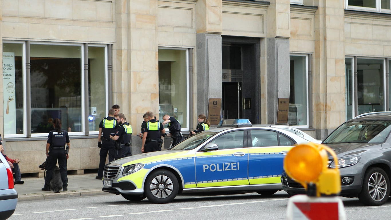 Polizeibeamte in Hamburg (Symbolbild): Ein Video eines umstrittenen Polizeieinsatzes macht im Netz die Runde.