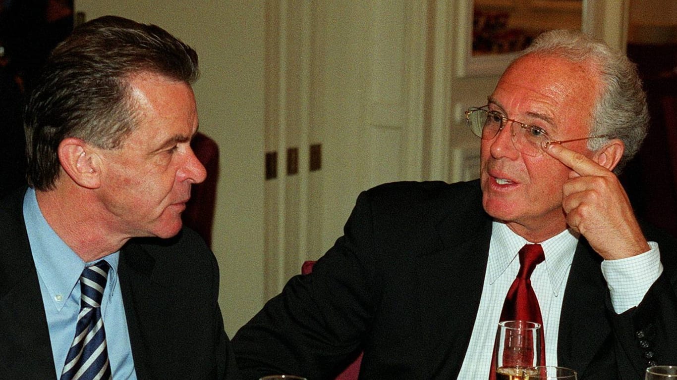 Frank Beckenbauer im Zwiegespräch mit Ottmar Hitzfeld (v.r.): Trotz des Dämpfers gegen Lyon nahm die Saison 2000/2001 für den FC Bayern ein erfolgreiches Ende.