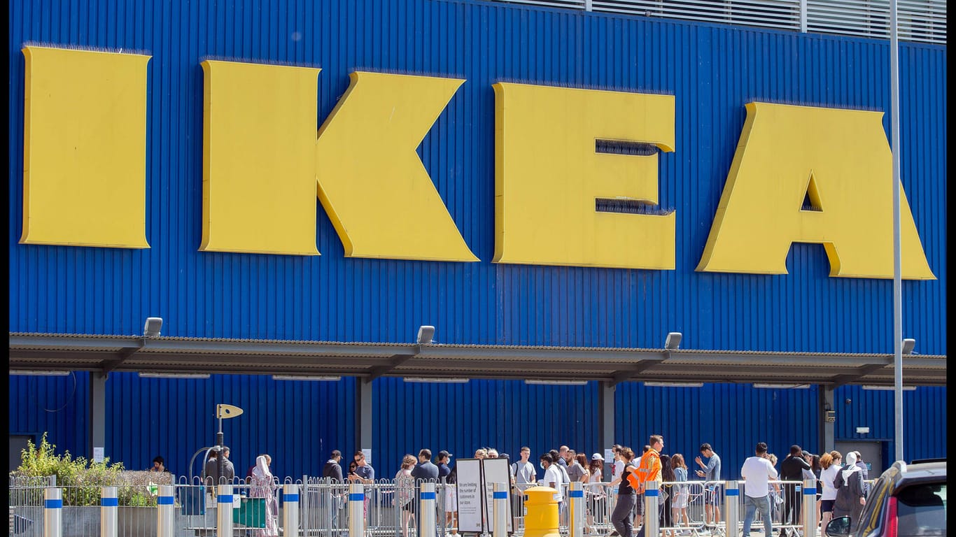 Ikea: Der schwedische Möbelhersteller bringt seit über 70 Jahren einen Katalog heraus.