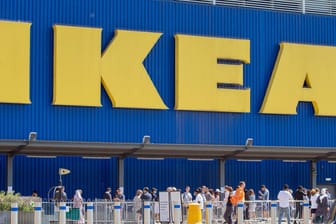 Ikea: Der schwedische Möbelhersteller bringt seit über 70 Jahren einen Katalog heraus.