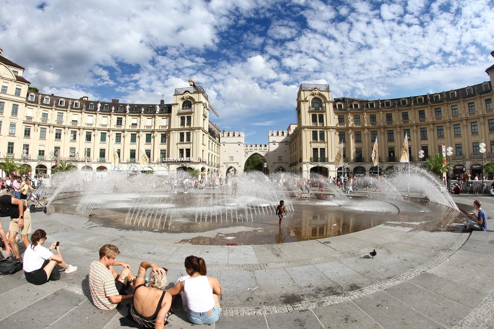 Der Brunnen am Karlsplatz in München: Der Spätsommer gibt noch einmal alles.