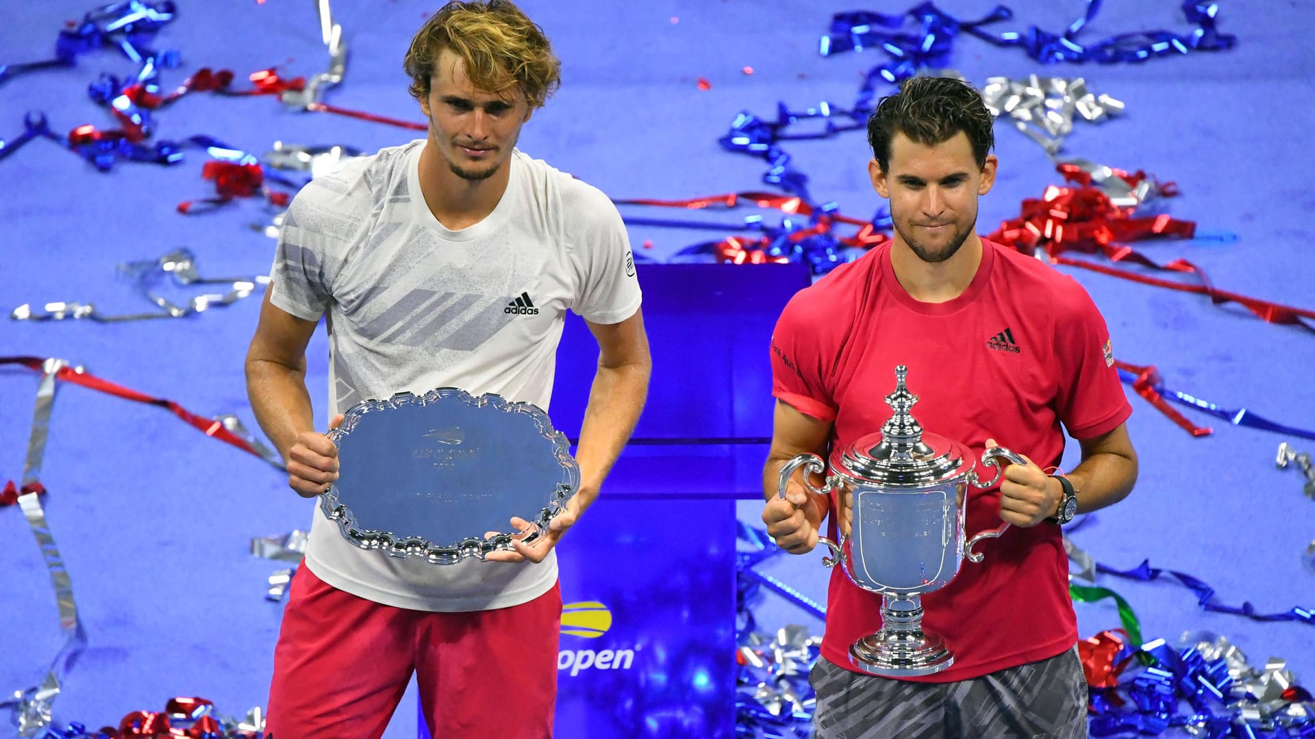 Nach dem Match: Alexander Zverev (l.) mit der Trophäe für Platz zwei neben Sieger Dominic Thiem.