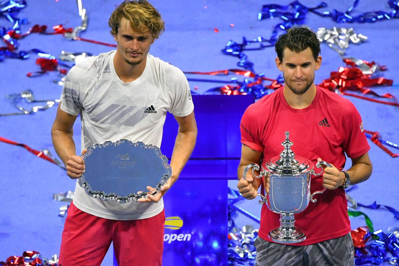 Nach dem Match: Alexander Zverev (l.) mit der Trophäe für Platz zwei neben Sieger Dominic Thiem.