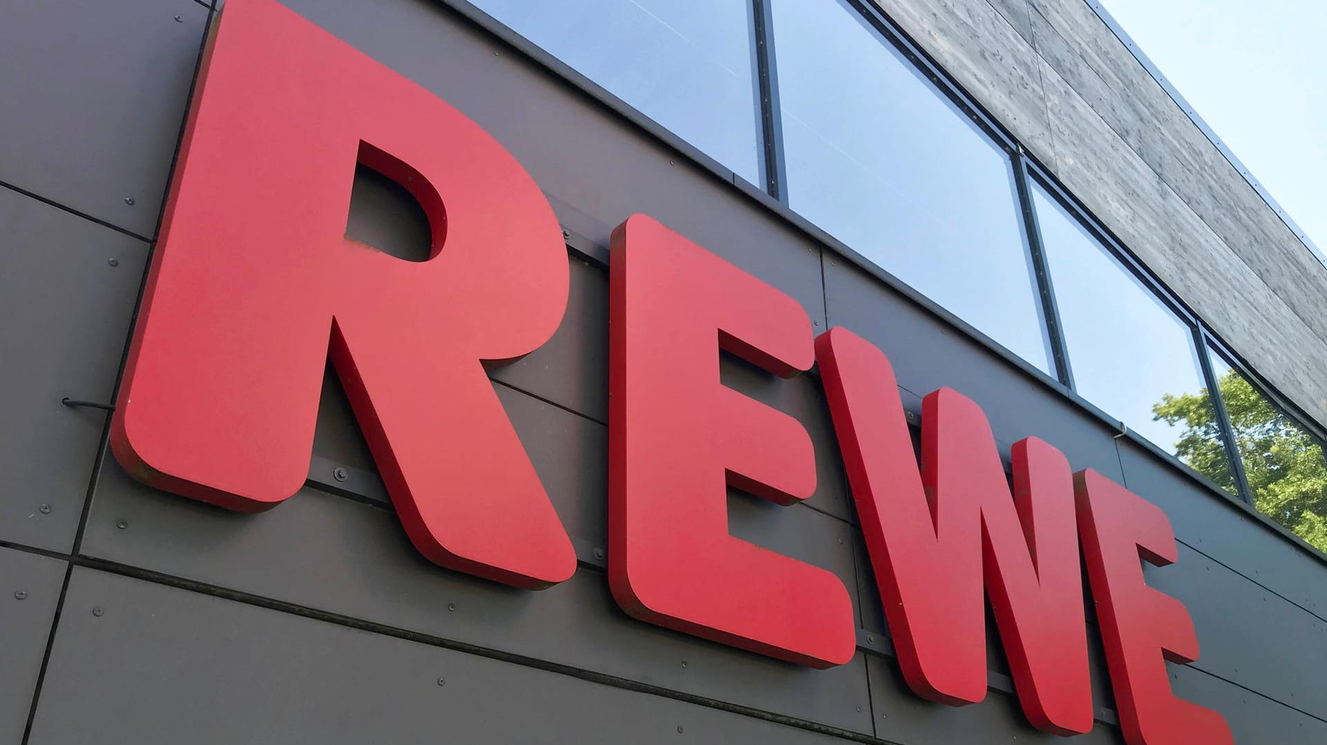 Rewe: Bei einer Gratiszugabe kann es zu Verletzungen kommen.