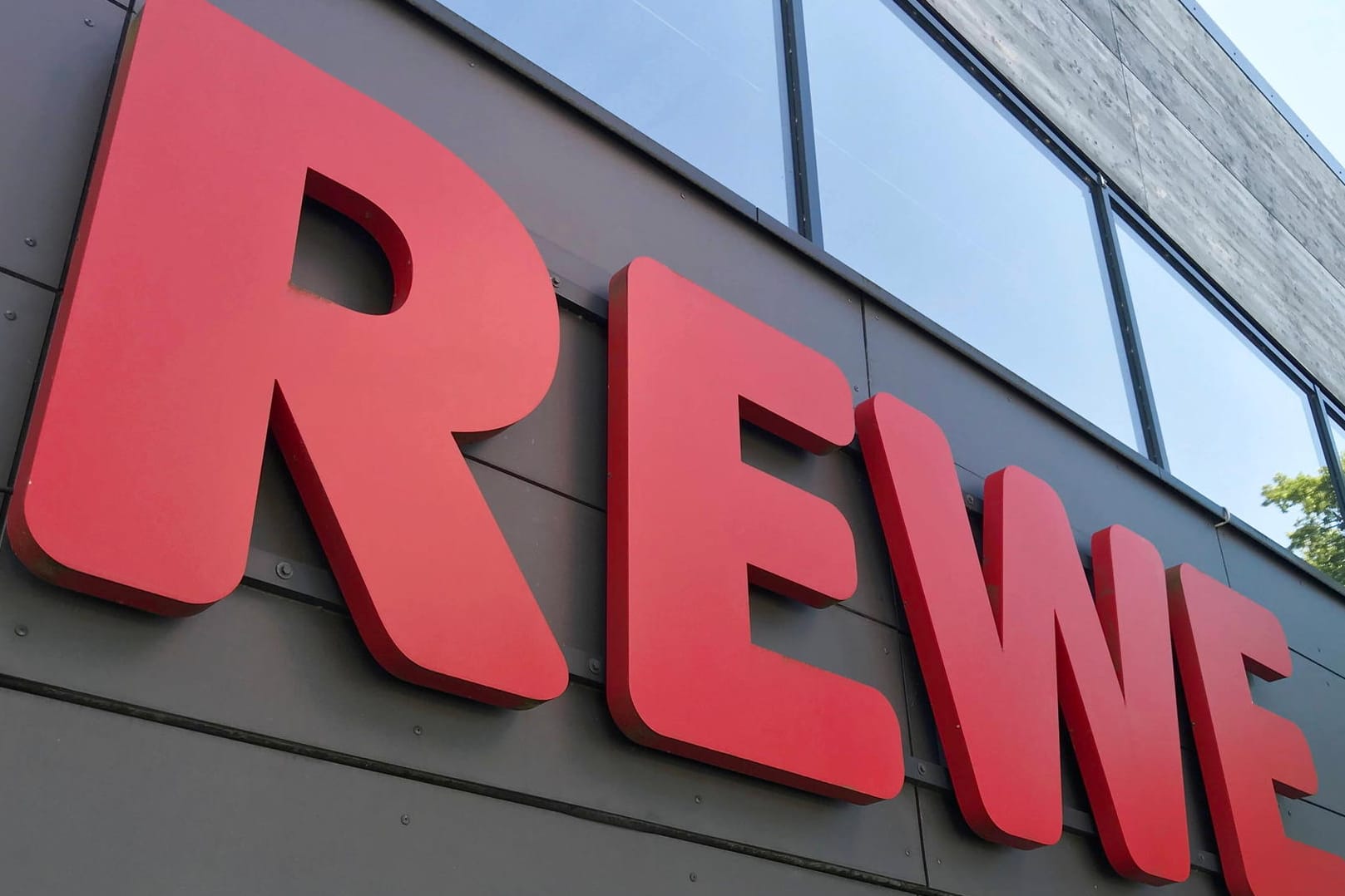 Rewe: Bei einer Gratiszugabe kann es zu Verletzungen kommen.