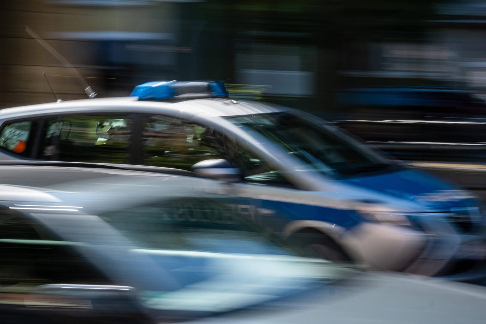 Streifenwagen der Berliner Polizei (Symbolbild): Die Einsatzkräfte suchten in der Gegend nach dem Angreifer.