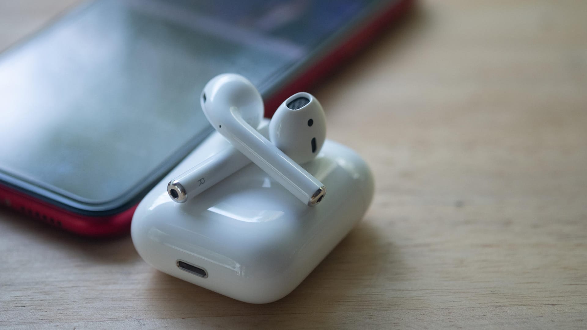 Die angesagten Apple AirPods 2 sind aktuell bei Amazon zum Tiefpreis erhältlich.