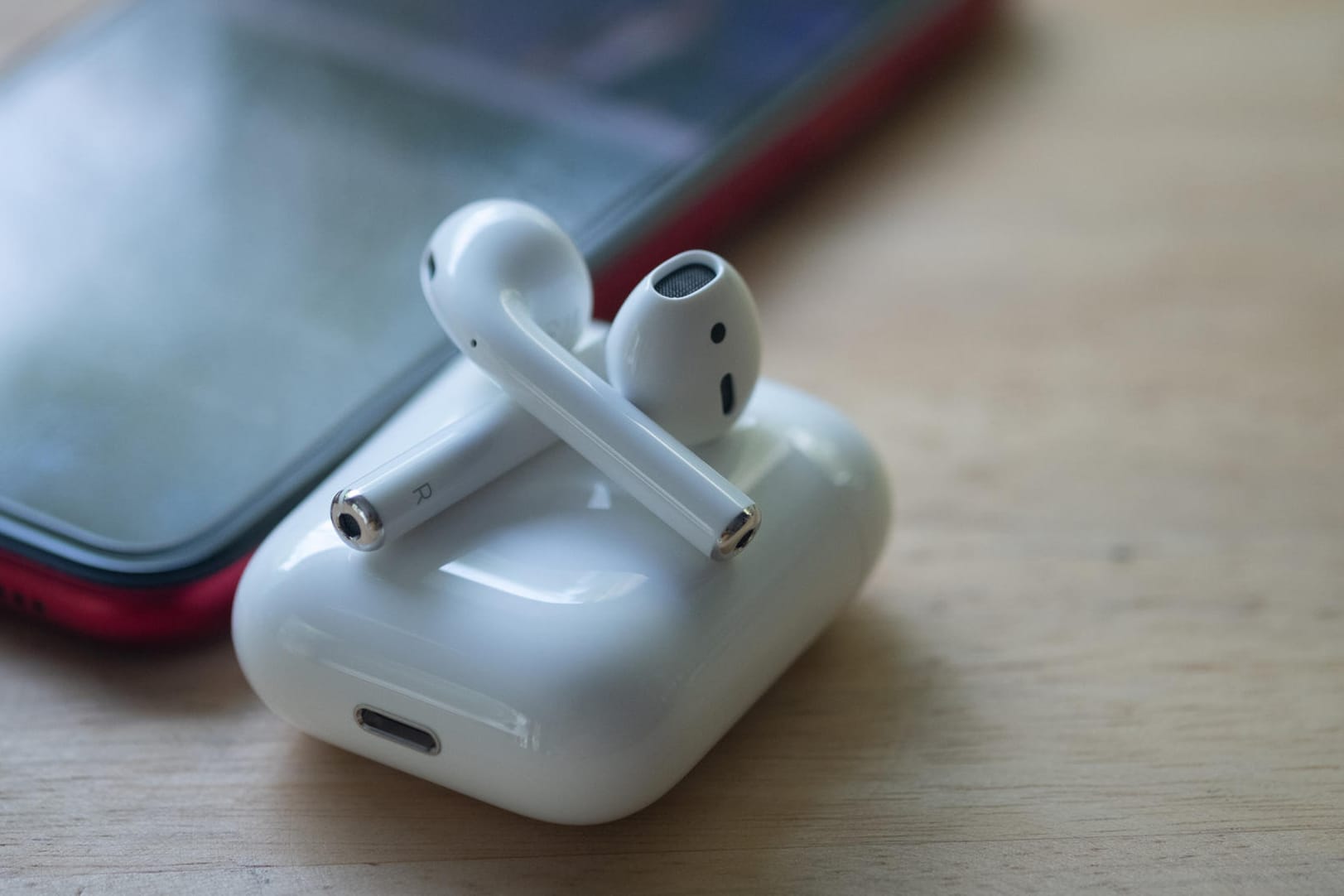 Die angesagten Apple AirPods 2 sind aktuell bei Amazon zum Tiefpreis erhältlich.