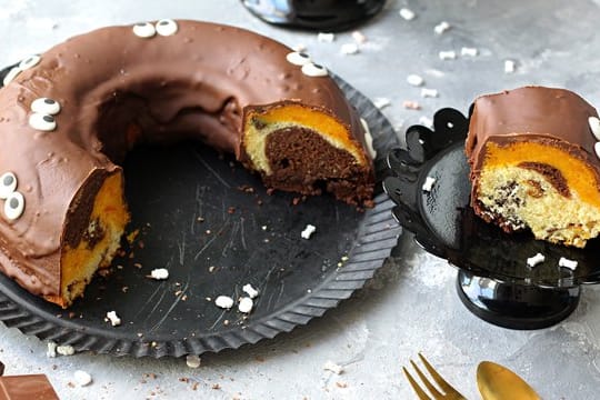 Dreifarbiger Gugelhupf: Mit Kürbispüree und Schokolade wird der Gugelhupf herbstlich bunt.