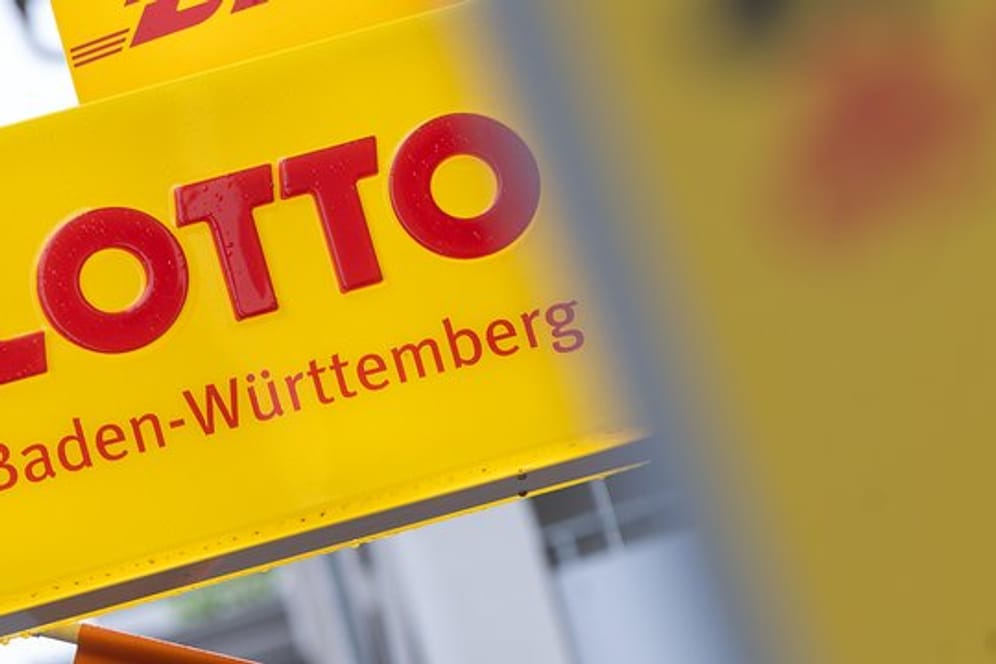 "Lotto Baden-Württemberg" steht auf einem Schild an einer Annahmestelle.