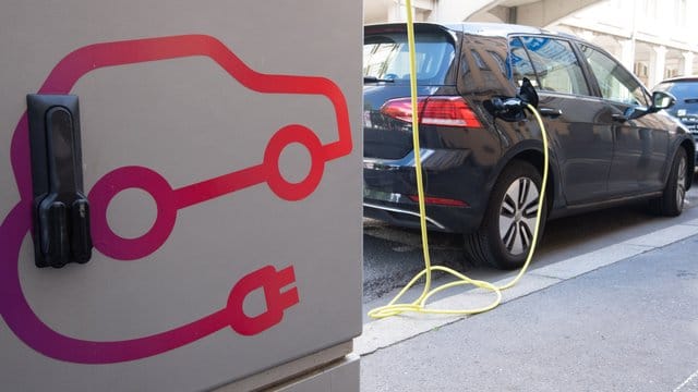 Eine Rekuperation ist ein technischer Vorgang, bei beispielsweise reinen E-Autos Energie zurückzugewinnen.