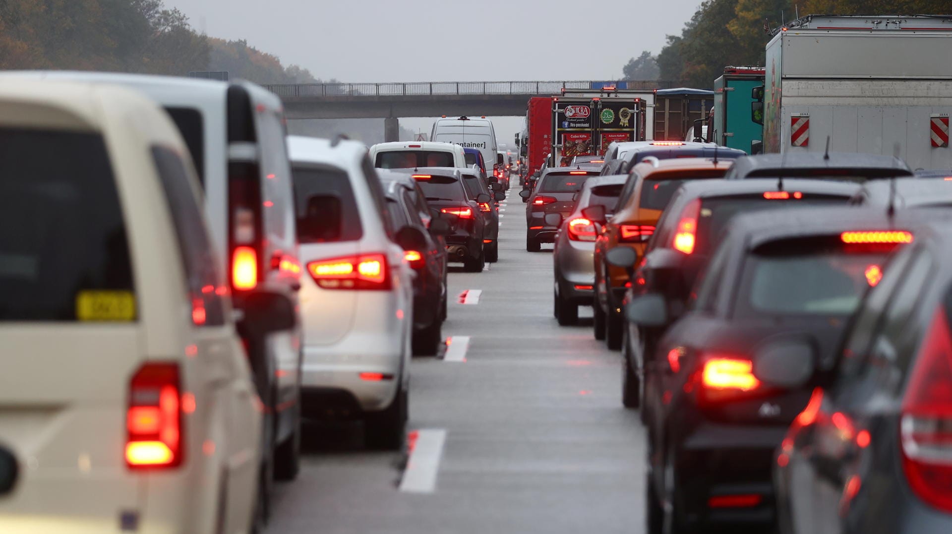 Stau auf der A5 nahe Frankfurt: Weil sich Aktivisten von einer Brücke gehängt haben, ist unter anderem dort zu einem Stau gekommen.