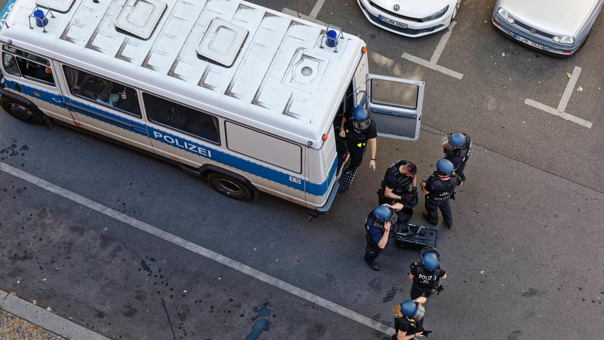Einsatz der Polizei in Berlin (Symbolbild): In Friedrichshain ist eine Wohnung durchsucht worden. Man fand mutmaßlichen Sprengstoff.