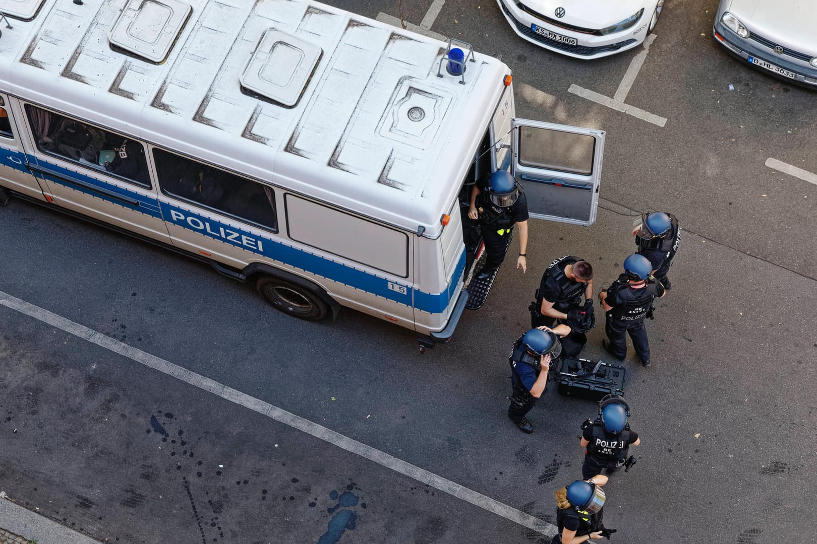 Einsatz der Polizei in Berlin (Symbolbild): In Friedrichshain ist eine Wohnung durchsucht worden. Man fand mutmaßlichen Sprengstoff.