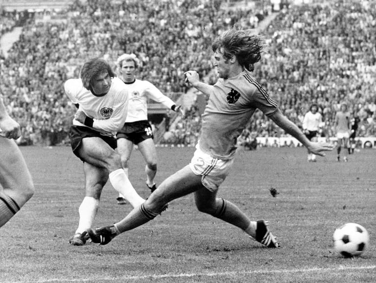 Der Höhepunkt seiner Karriere war allerdings die WM 1974 im eigenen Land, als ihm beim Finalsieg gegen die Niederlande in der 43. Minute ...