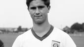 Der in Nördlingen in Bayerisch-Schwaben geborene Müller rannte von klein auf dem Ball hinterher. Beim örtlichen TSV 1861 machte er seine ersten Schritte im Verein. 1964 ging es dann zum FC Bayern nach München. Dort ...