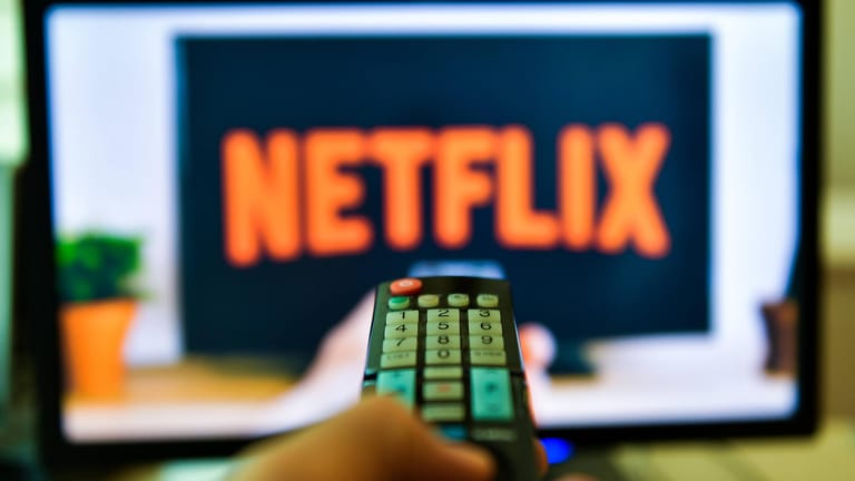 Das Logo von Netflix auf einem Fernseher (Symbolbild): Das Unternehmen testet einen linearen Kanal.