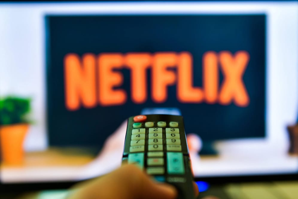Das Logo von Netflix auf einem Fernseher (Symbolbild): Das Unternehmen testet einen linearen Kanal.