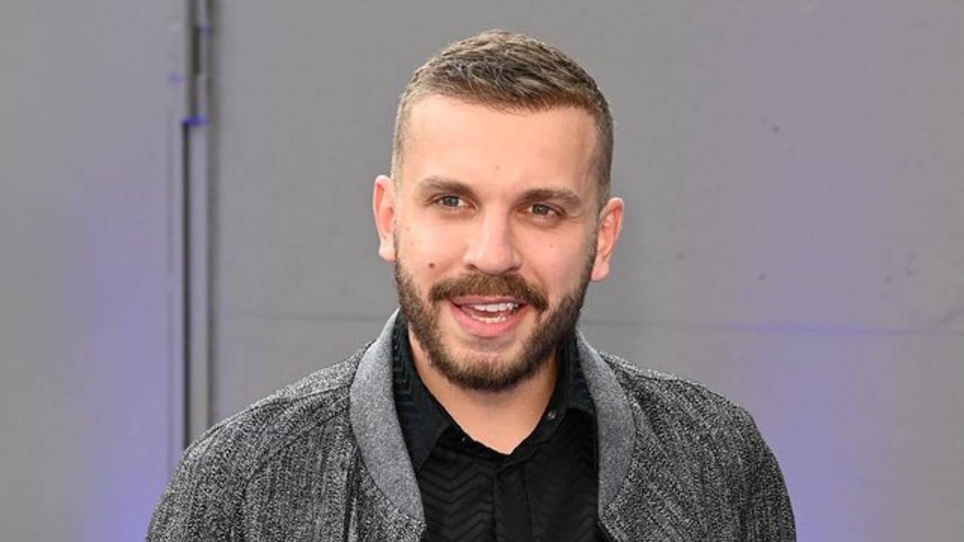 Schauspieler Edin Hasanović bei der Verleihung des Deutschen Schauspielpreises.