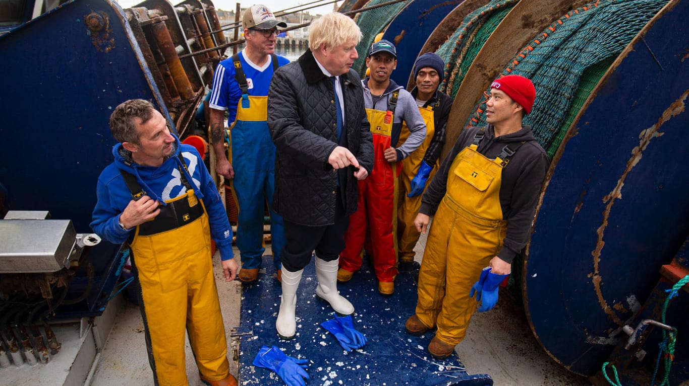 Boris Johnson 2019 an Bord eines Fischtrawlers in Aberdeenshire: Ein Einlenken gegenüber der EU bei den Fischfangquoten könnte ihm von Brexit-Hardlinern als Verrat ausgelegt werden.