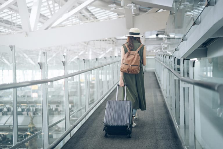 Gepäck auf Flugreisen: Wer auf Flugreisen einen Koffer mitnehmen möchte, muss dafür in der Regel oft extra zahlen. Handgepäck können Passagiere kostenlos mitnehmen.