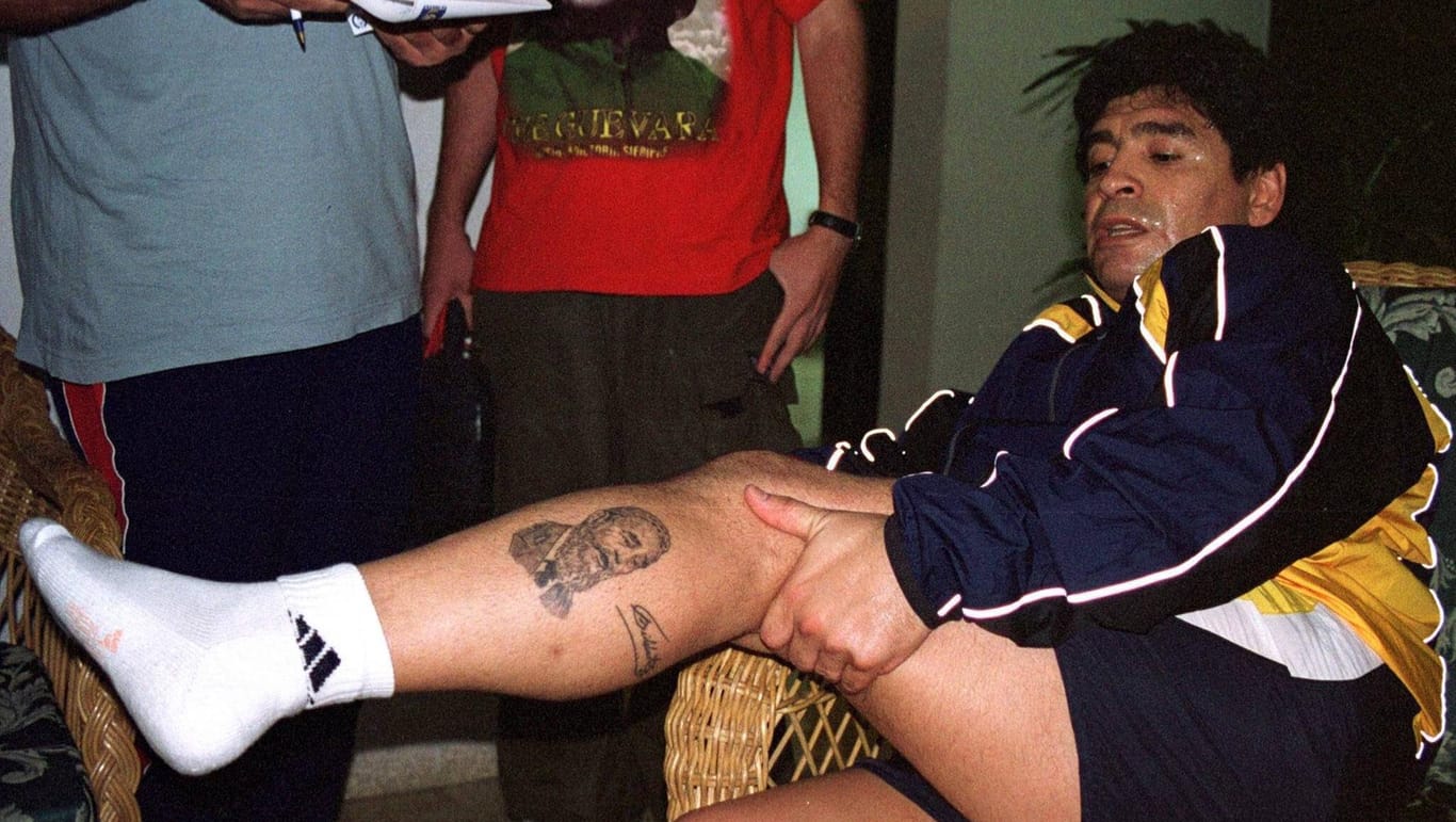 In Kuba (hier 2003) präsentierte Maradona stolz seine Tätowierung mit dem Konterfei des damaligen kubanischen Staatschefs Fidel Castro.