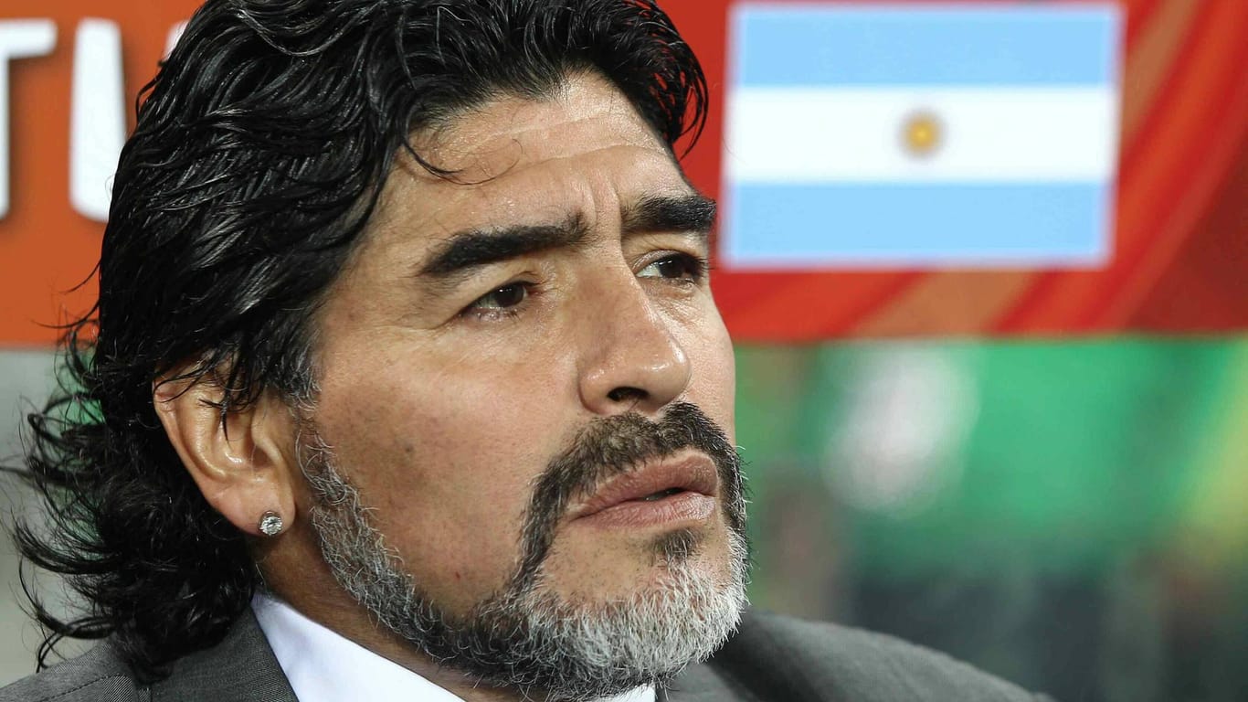 Nach der bitteren 0:4-Niederlage gegen Deutschland ist das Kapitel Nationalmanschaft für Trainer Maradona beendet.