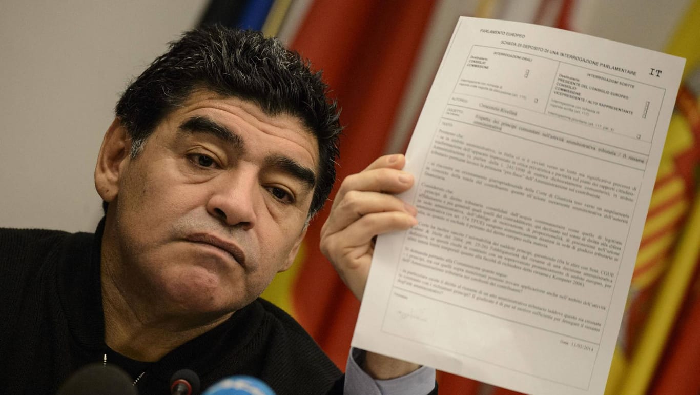 Bei einer Pressekonferenz legen Maradona und seine Anwälte 2014 Dokumente vor, die den Vorwurf der Steuerhinterziehung die Grundlage entziehen sollen.