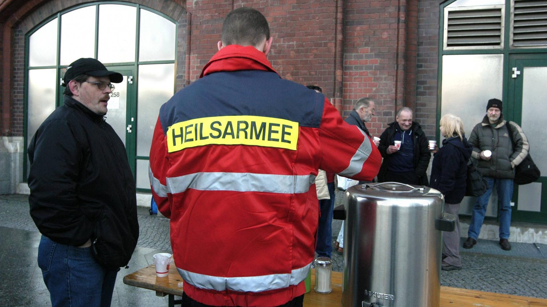 Mitarbeiter der Heilsarmee verteilt Suppe (Symbolbild): Vier Angehörige der Organisation sind in Indonesien ermordet worden.