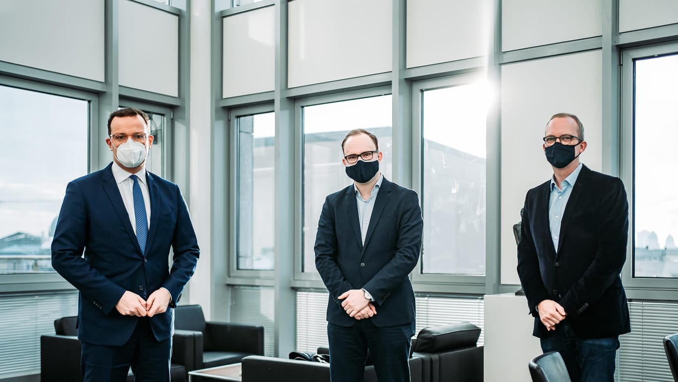 "Es muss doch nicht jeder, der geimpft wurde, gleich eine Grundsatzdebatte übers Maskentragen anfangen": Jens Spahn mit den t-online-Redakteuren Sven Böll (rechts) und Tim Kummert (Mitte).