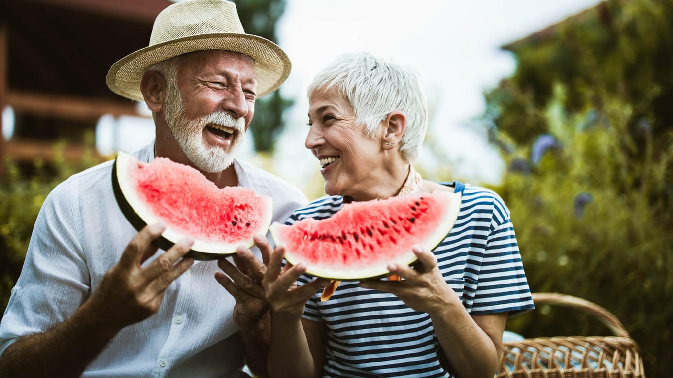 Paar genießt eine Wassermelone: Es braucht nicht immer Vitaminpräparate – Man kann viele Vitamine auch über Obst und Gemüse aufnehmen.