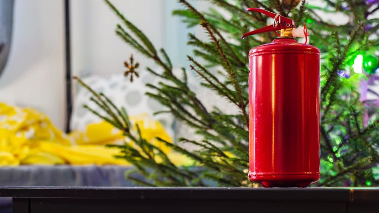 Wer einen Feuerlöscher für zu Hause kauft, ist nicht nur an Weihnachten sicherer vor Bränden.