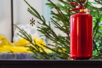 Wer einen Feuerlöscher für zu Hause kauft, ist nicht nur an Weihnachten sicherer vor Bränden.