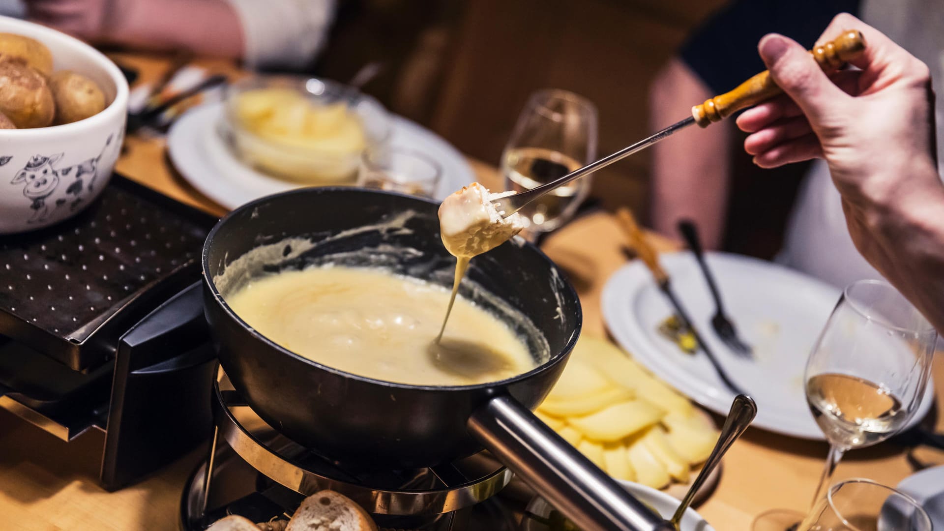 Von Käse bis Fleisch: Ein Fondue ist individuell und interaktiv.