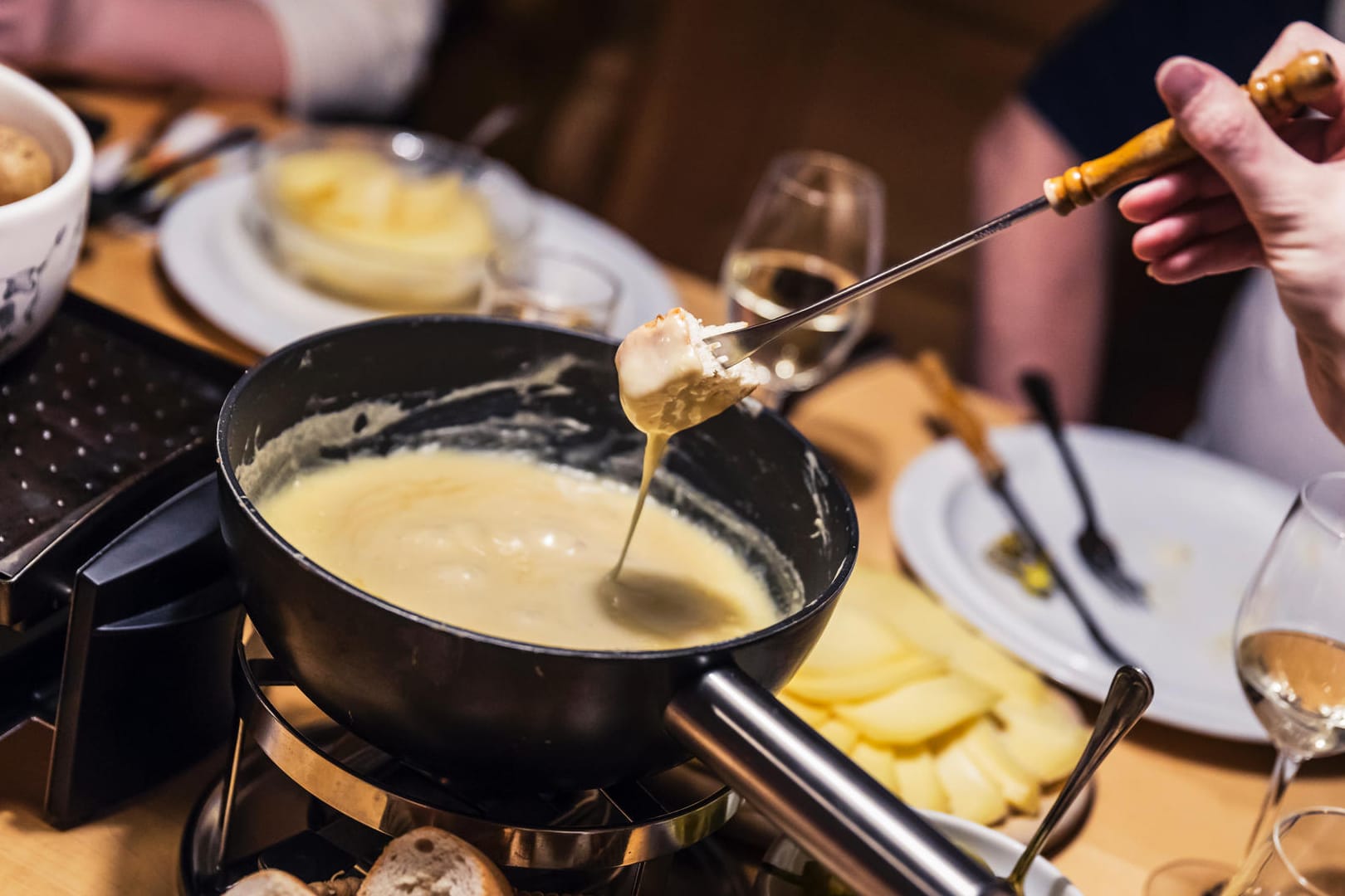 Von Käse bis Fleisch: Ein Fondue ist individuell und interaktiv.