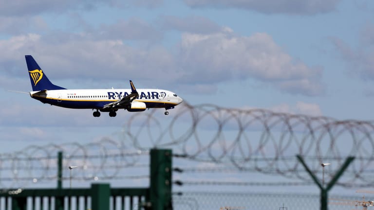Ein Flugzeug startet am Flughafen BER: Ryanair fürchtet um den Luftfahrtsektor in Berlin.