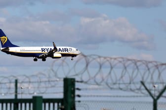 Ein Flugzeug startet am Flughafen BER: Ryanair fürchtet um den Luftfahrtsektor in Berlin.