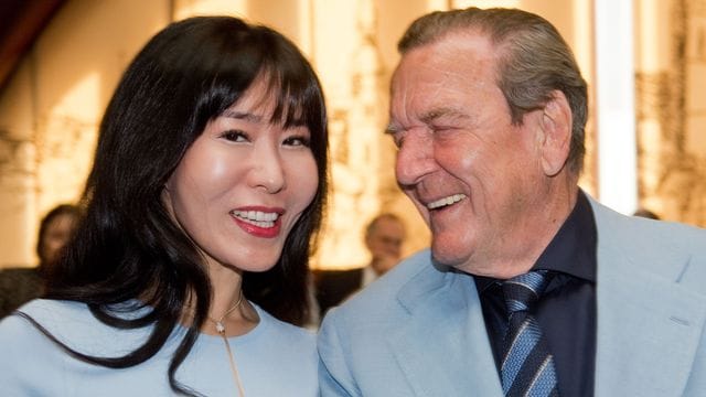 Sie nehmen es mit Humor: Gerhard Schröder und Soyeon Schröder-Kim.