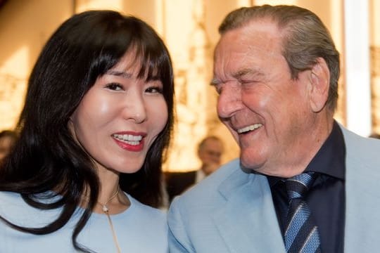 Sie nehmen es mit Humor: Gerhard Schröder und Soyeon Schröder-Kim.