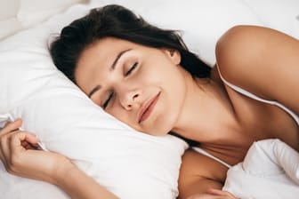 Das richtige Kopfkissen sorgt für gesunden und erholsamen Schlaf.