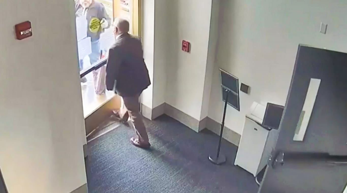 Ein Abgeordneter öffnet eine Tür zum Kapitol in Oregon.