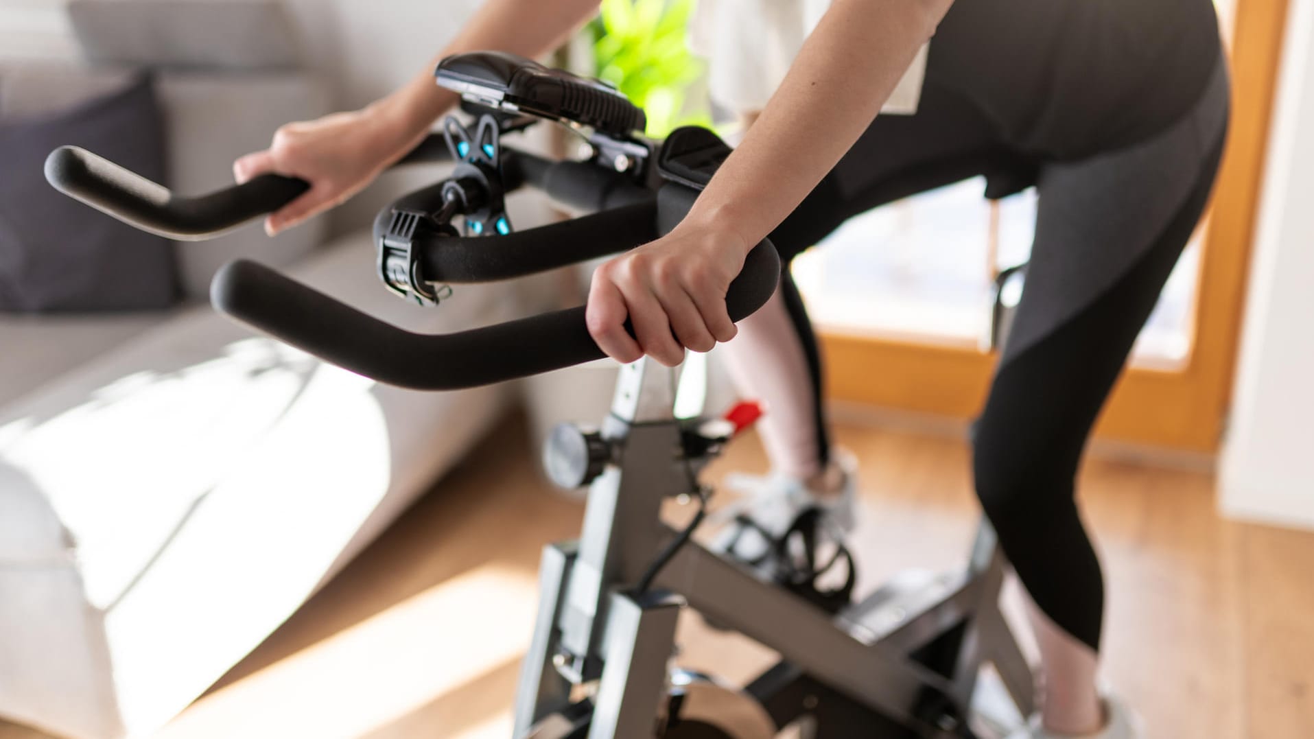 Heimtrainer oder Ergometer? Ein Heimtrainer ist die kostengünstige Alternative zu einem Ergometer.