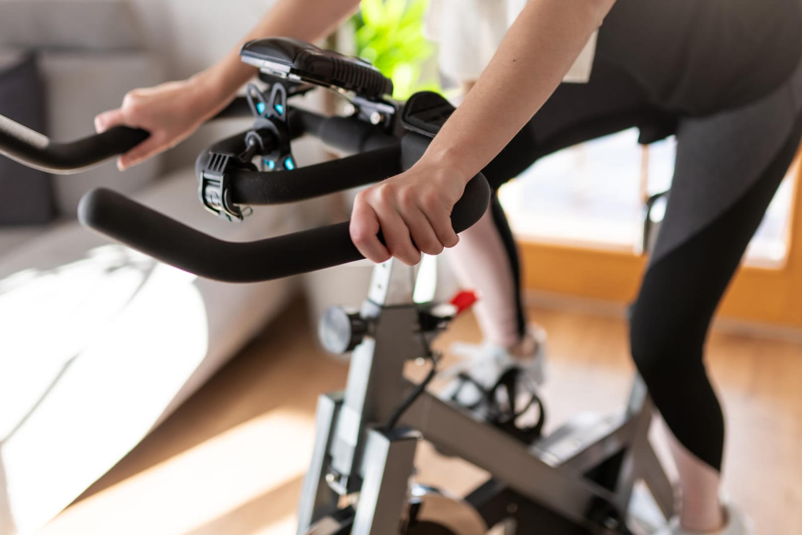 Heimtrainer oder Ergometer? Ein Heimtrainer ist die kostengünstige Alternative zu einem Ergometer.