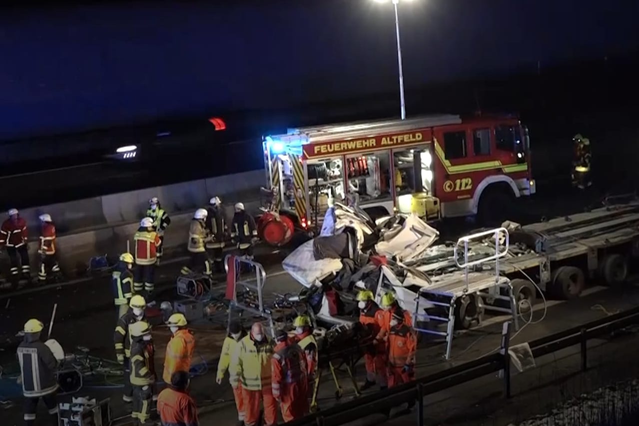 Bei einem Auffahrunfall ist ein 25-Jähriger in einem Begleitfahrzeug zerquetscht worden.