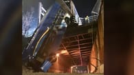 New York: Bus hängt von Brücke