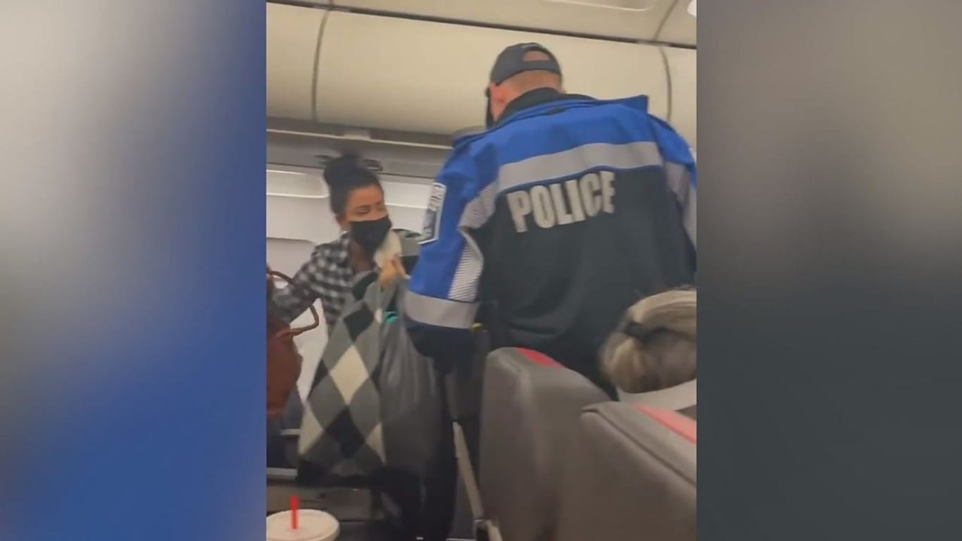 Maskenpflicht im Flieger: Eine Frau in den USA wollte sich wohl nicht an die Corona-Maskenregel halten und beschimpfte das Flugpersonal. Die Polizei griff ein.