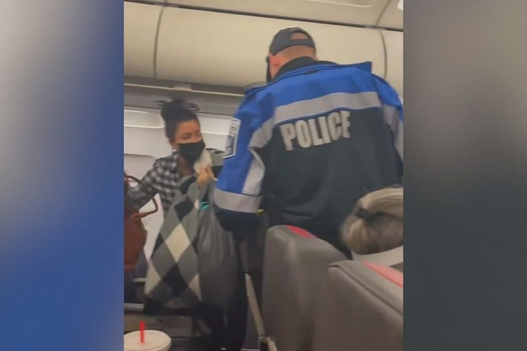 Maskenpflicht im Flieger: Eine Frau in den USA wollte sich wohl nicht an die Corona-Maskenregel halten und beschimpfte das Flugpersonal. Die Polizei griff ein.