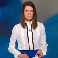 "Tagesschau": Linda Zervakis Screenshot moderierte am "Internationalen Tag der Jogginghose" in tagestypischer Kleidung.