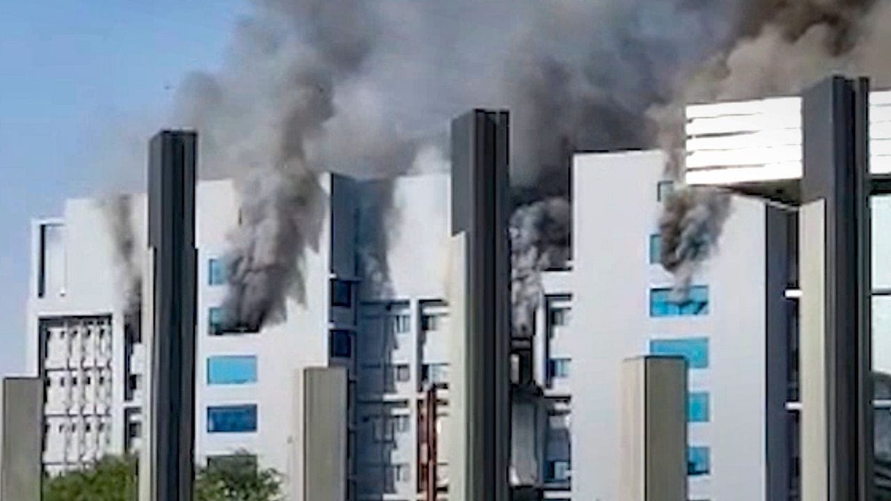 Großbrand in Indien: In der Stadt Pune ist ein Feuer im Werk des weltgrößten Impfstoffproduzenten ausgebrochen. Großbrand in Indien: In der Stadt Pune ist ein Feuer im Werk des weltgrößten Impfstoffproduzenten ausgebrochen.